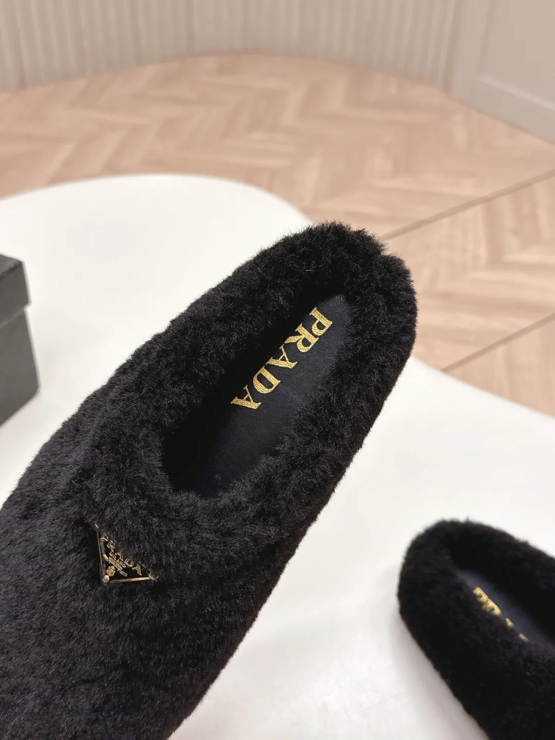👟👟Ex-factory price 520👟👟 Prada prada25 autumn and winter furry slippers series, half-slip wool slippers, classic triangle buckle, comfortable, cute, cute, fashionable, elegant and versatile, the wool is comfortable and soft, awakening the warmth of autumn and winter. Let you walk comfortably from morning to night. Pair it with socks to easily cope with the changing seasons. Wool, sheep pattern lining, original outsole! 35-40 yards